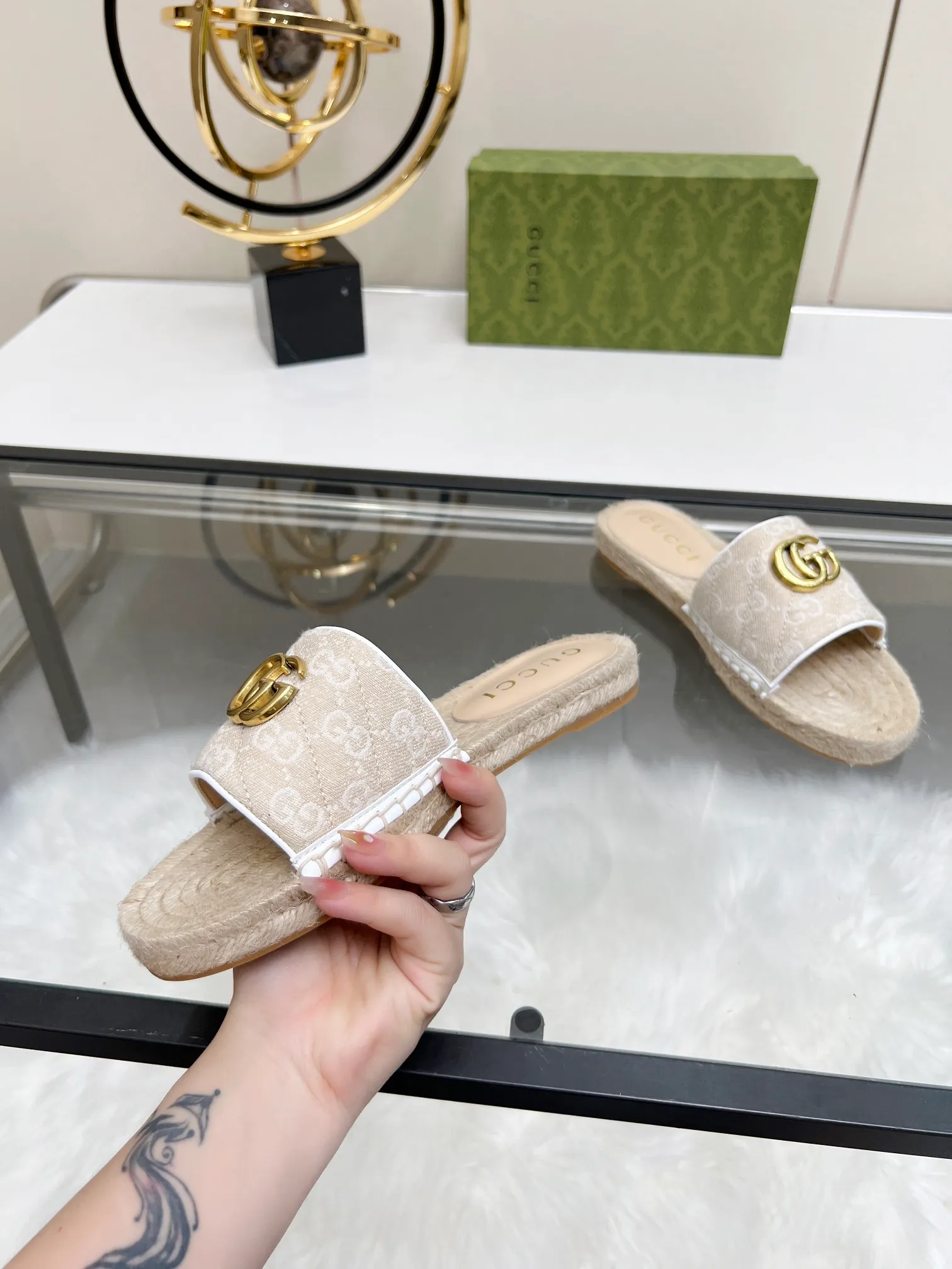 👟👟Ex-factory price 320👟👟 Gucci slippers fisherman shoes new color Injection molded one-piece straw bottom, high-end quality Fabric: Double G imported fabric Lining: sheepskin lining Code number: 35~42 Fabric styles include apricot, floral, pink, black, blue, burgundy, champagne, green, orange, cyan, starry sky, more than 30 colors to choose from, many colors to be updated in the future ,,,,,,,,